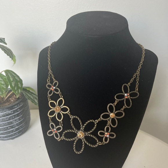 Flower necklace - Picture 3 of 3